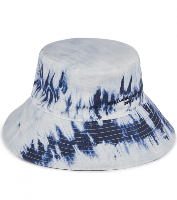 Topi bucket hat berbahan denim dan bermotif tie-dye